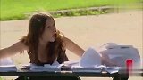 街头恶搞路人：路人帮忙看摊子却毁在自己手里，路人很绝望