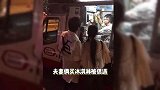 郭碧婷夫妇现身香港街头，吃同一个冰淇淋秀恩爱，向佐换发型变清爽了