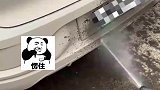 男子开车经过修路地段，车身布满灰尘