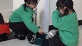 双胞胎要决裂了，玩具可以不要，妹妹必须赶出门