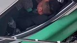 男子目睹前车翻滚倒扣，上前查看时车内小朋友忙喊：“叔叔救我”