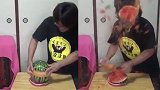 大写的疼！男子用皮筋爆西瓜  遭西瓜“打脸”瞬间倒地