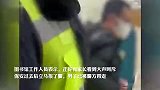 大连某图书馆一男子对小女孩脱裤子，图书馆：男子已被警方带走