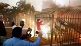 巴西黑人男子遭超市保安殴打致死引抗议 街头充斥爆炸与火焰