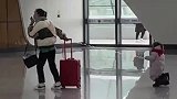 妈妈带着犟种孩子外出，就不能放行李箱上拉着吗