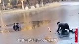 三名大学生破冰救人，不仅有强健的体魄，还有无畏的勇气