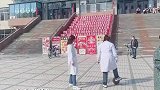 高校开学，食堂大门口拉满横幅，吸引学生就餐
