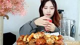 好好吃饭了，美女吃各式油炸食品，真香