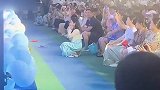 小朋友在舞台上演出，老师在台下操碎了心