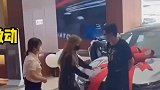 女子和男朋友拍照太没默契了