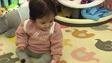 萌娃看着玩具，目不转睛的