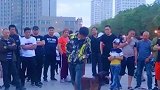 虎子无论在什么样的环境下，它的眼里只有主人，不会被任何人吸引