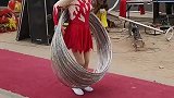 美女现场表演杂技，一下转50个呼啦圈