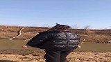 给大家表演个丢石头