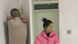 老公在门后边挠痒痒，被老婆误以为和别人拥抱，结果让人意想不到