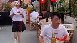 最近这位小姐姐火了没带开瓶家伙，这场面有点尴尬啊