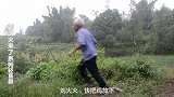 大侠看到老头被两岁小孩欺负，出手相救，结果反被老头追着打！