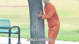 国外街头爆笑恶搞!小伙假扮“逃犯”出逃竟遇到警察,太尴尬了!