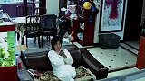 妈妈坐沙发上玩手机，结果被儿子当头一棒打懵