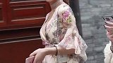 三里屯街拍美女小姐姐，当她看向我的那一刻，我承认我心动了！