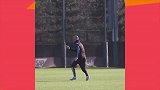 上线卖萌！瓜帅带队训练入戏太深 两步小跑躲来袭球员还故作淡定