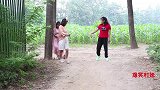 短剧：小伙献殷情被老三误会，没想小伙看上的是老三那只狗，真逗
