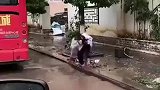 雨后下水口堵塞，小姑娘徒手清理杂物