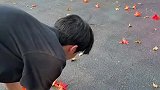 学生和奶奶一起捡木棉花拼成爱心