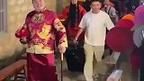 伴郎团变身财神爷天团欢乐接亲，太喜庆看看哪个敢不开门