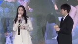 姚晨素颜现身大眼炯炯有神 穿银色羽绒服搭小白鞋超减龄