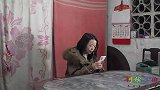 小伙了报恩，每天往恩人门口塞300块，妻子知道后夸他做的对