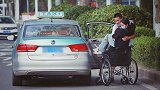 当乘坐轮椅的女生独自打车，司机师傅们的一言一行让人泪目