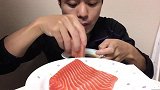 小哥大口吃三文鱼，看起来就超级好吃呀