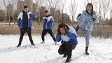 师生玩雪地捉迷藏，阿宝用隐身术还被发现，只因一串脚印