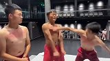 散打小伙儿练抗揍，这身肌肉看的我也想动手了！