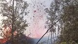 愤怒的火山岩浆喷发，像极了地球在流血，敬畏大自然！