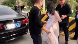 伴娘走半路被拉下车,折磨,这就是在丈母娘家整蛊新郎的后果