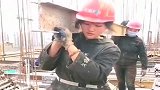 丈夫在工地很辛苦，媳妇也来一起上班，只为减轻家里负担！