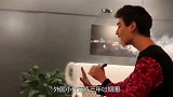 外国小伙苦练3年吐烟圈，技术出神入化