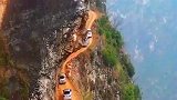 一个敢让,一个敢过,悬崖上的交错