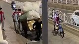 老大爷拉车上坡艰难