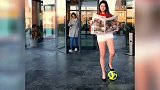 路人不要面子的？高跟鞋美女街头脚后跟拉球穿裆路人狂秀脚法