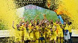 欧联决赛颁奖典礼：队史首冠！黄潜众将高举奖杯 黄色欢庆海洋