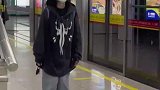 女生性格外向，在外面随时跳舞