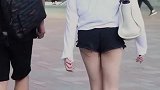 偶遇一对潮流情侣，看起来有点像大学生