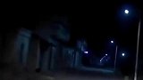 轿车夜间行驶在乡间小路，下一秒吓出一身冷汗