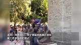 男子扛铁板狂砸景区秦桧雕像，工作人员连忙阻止