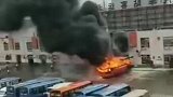 榆林至兰州客车起火疑有爆炸声 乘客：吓死了 幸亏没上车