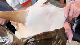 女子买牛肉回家，无意看到脱毛的一幕，瞬间退钱走人了！