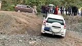 丰田霸道成功爬坡，起亚狮跑紧跟其后，结果打脸了！